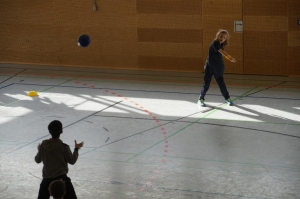 Ein Spieler wirft den Ball ins Spielfeld.jpg